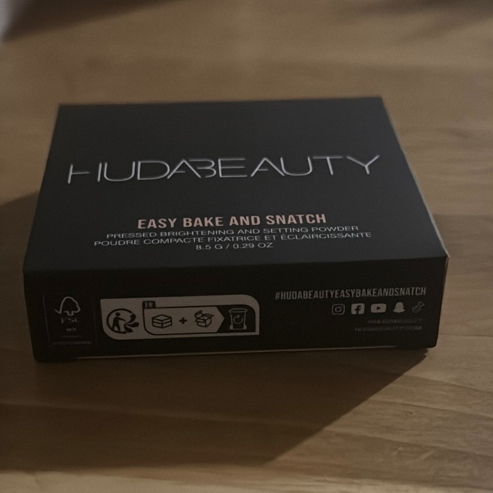 *NEW* HUDA BEAUTY Easy Bake and Snatch Setting Powder - Picture 8 of 8